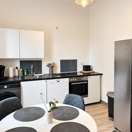 Appartement Gemuetliche Mit 2 Schlafzimmern & Parkplatz *