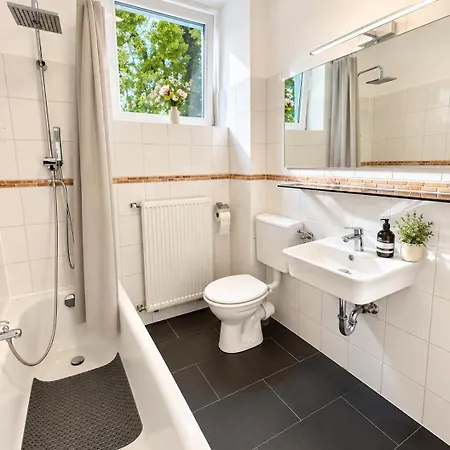 Gemuetliche Mit 2 Schlafzimmern & Parkplatz Appartement